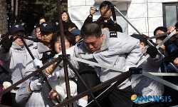 짓밟히는 미산 대책위 천막설비