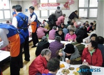 서초구 기업들이 함께 한 소망 담은 떡국 나누기