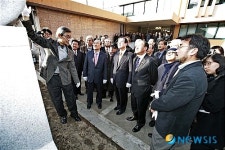 타임캡슐을 기념하는 조형물입니다