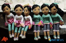 오바마 두 딸, 인형으로