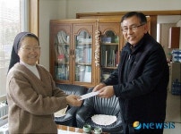 창원시공노조 마음의 집 방문 성금 전달