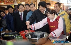 맷돌 돌리는 오 시장