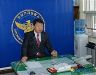 납치범 검거 경위를 밝히는 김용조 수사과장