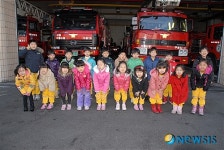 구로소방서 방문한 운현유치원 원아들