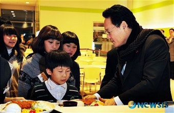 설 맞아 어린이들 초청 격려하는 유인촌 장관