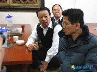 택시기사 어려움 듣는 김문수 지사
