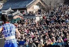 설연휴에 관람하는 동춘서커스단의 공연
