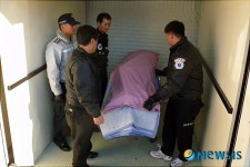 영안실로 들어가는 고 이상기 경사