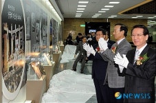 국회 본관 4층 전시실 제막식