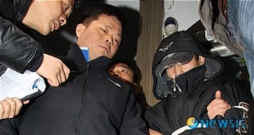 군포 노래방 현장검증 갖는 연쇄살인범 강호순