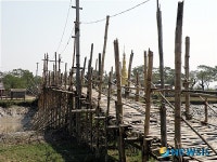 공사중인 미얀마 빠라와찌 마을의 교량