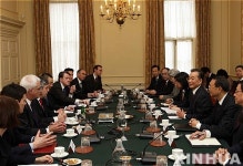 회담하는 브라운과 원자바오 총리