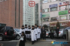 연쇄살인 희생자 눈물 속 장례