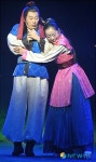 기습 포옹하는 주리