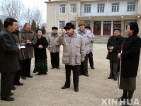 농장 시찰 중인 김정일 위원장