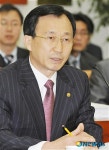 의원들 질의에 답하는 이기선 사무총장
