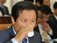 의원 바라보며 잠시 물한잔