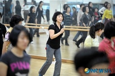 라인댄스 지도하는 김옥규 강사