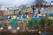 통영 동피랑 둘러보는 관광객들