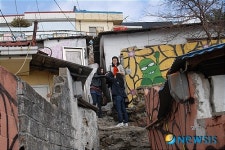 동피랑 골목에서 기념촬영 중인 관광객들