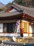 메주를 매달고 있는 어르신