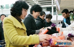 우리농산물 구매하는 소비자들