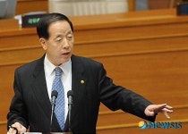 이정희 의원 질문에 답변하는 김경한 법무부 장관