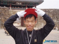 맨발의 기봉이 고향 서산서 교통정리