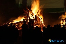 제주 들불축제 달집태우기