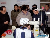 신발공장 시찰하는 김정일 위원장