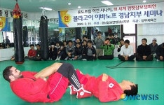 국내선수와 삼보 시범 보이는 이바노프