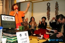 진천 김석옥씨 이번엔 76시간 노래 불러요