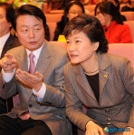 한선교 의원 설명듣는 박근혜 전 대표