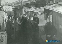 故 김수환 추기경, 양평동 철거민촌 복음자리 방문 모습