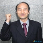 26년만에 학사모 쓴 치과의사 단국대 유재권씨