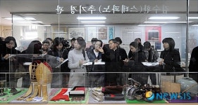 붐비는 김수환 추기경 유품 전시관