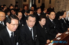 장례미사 드리는 3부 요인들