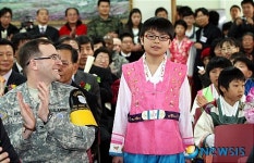 박수 받으며 입장하는 대성동초등학교 졸업생
