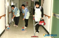 봉사활동하는 증평군청 공무원들