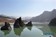 단양팔경의 하나인 도담삼봉(嶋潭三峰)