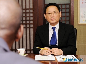 말리 외교 장관과 이야기 나누는 유인촌 장관