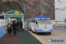 승객태우고 있는 여수 오동도 동백열차
