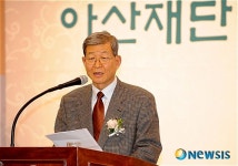 축사하는 정진홍 아산사회복지재단 이사