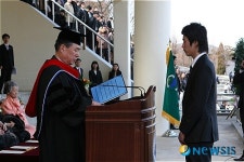 수석 입학장학생에게 상장 수여하는 함기선 총장