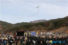 축하비행하는 세스나비행기