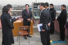 예 부시장, 항공소음자동측정망 설치된 평동 주민센터 방문