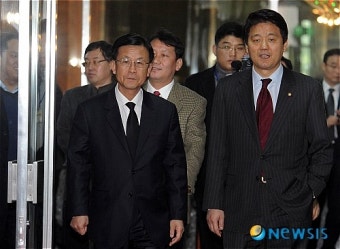 의장실 항의방문하는 민주당 원내대표단