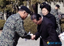 유가족과 악수 나누는 박인철 부사령관
