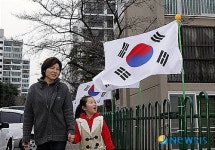 3.1절 맞아 아파트에 태극기 물결