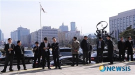 국회의사당 본관 앞 사람들